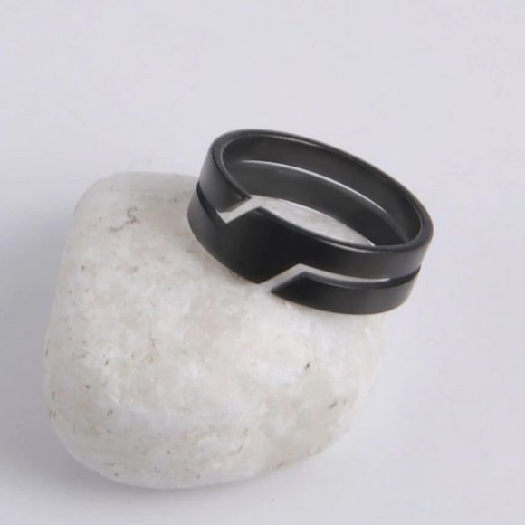 NWT Men’s 7mm Black Stainless Steel Ring Wedding Band Promise Ring Unisex - Picture 3 of 3